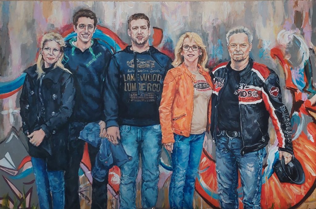 Zwei Personen in bunten Hüten