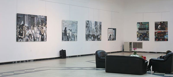 Frau mit rauchender Zigarette