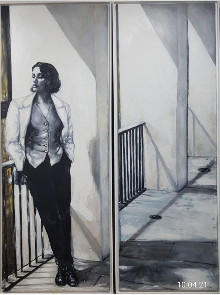 Stuhl und Besen in Hintergrund