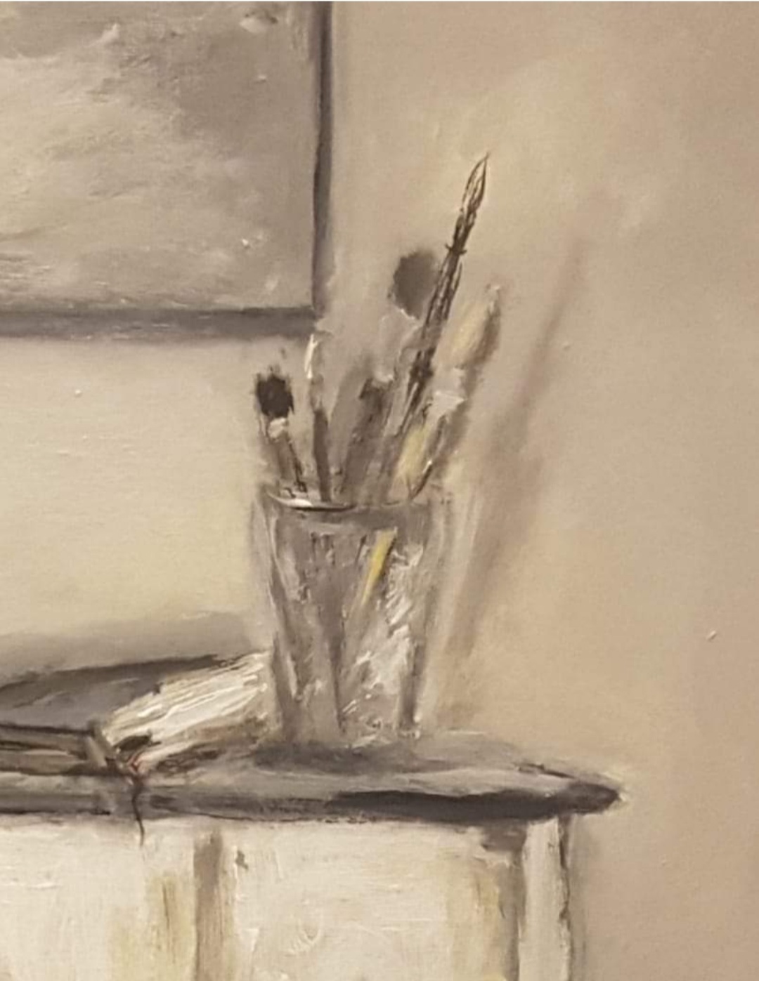 Frau mit Smartphone in Stadtstraße