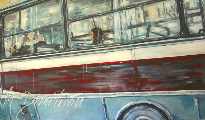 Frau mit Smartphone in Stadtstraße