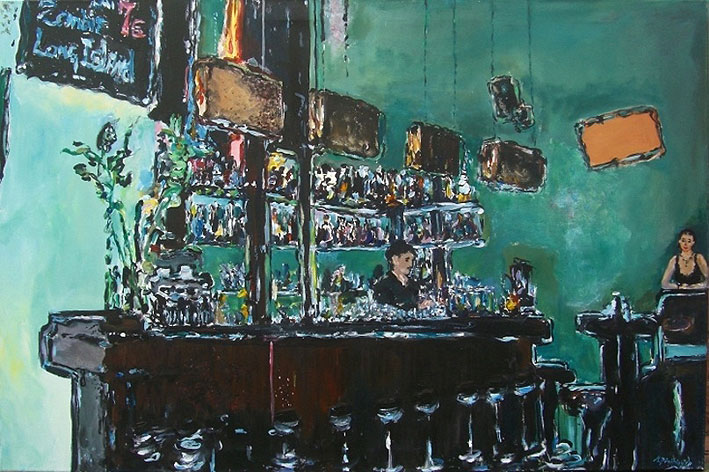 Frau mit Smartphone in Stadtstraße