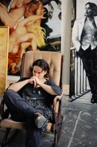 Zwei Personen in bunten Hüten