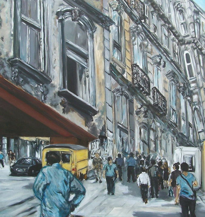 Frau mit Smartphone in Stadtstraße