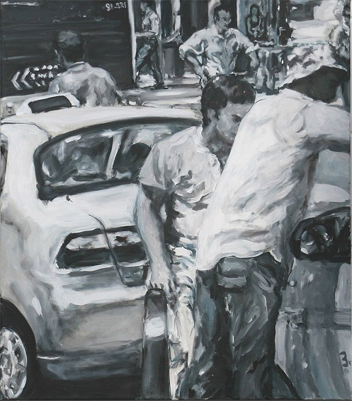 Frau mit Smartphone in Stadtstraße