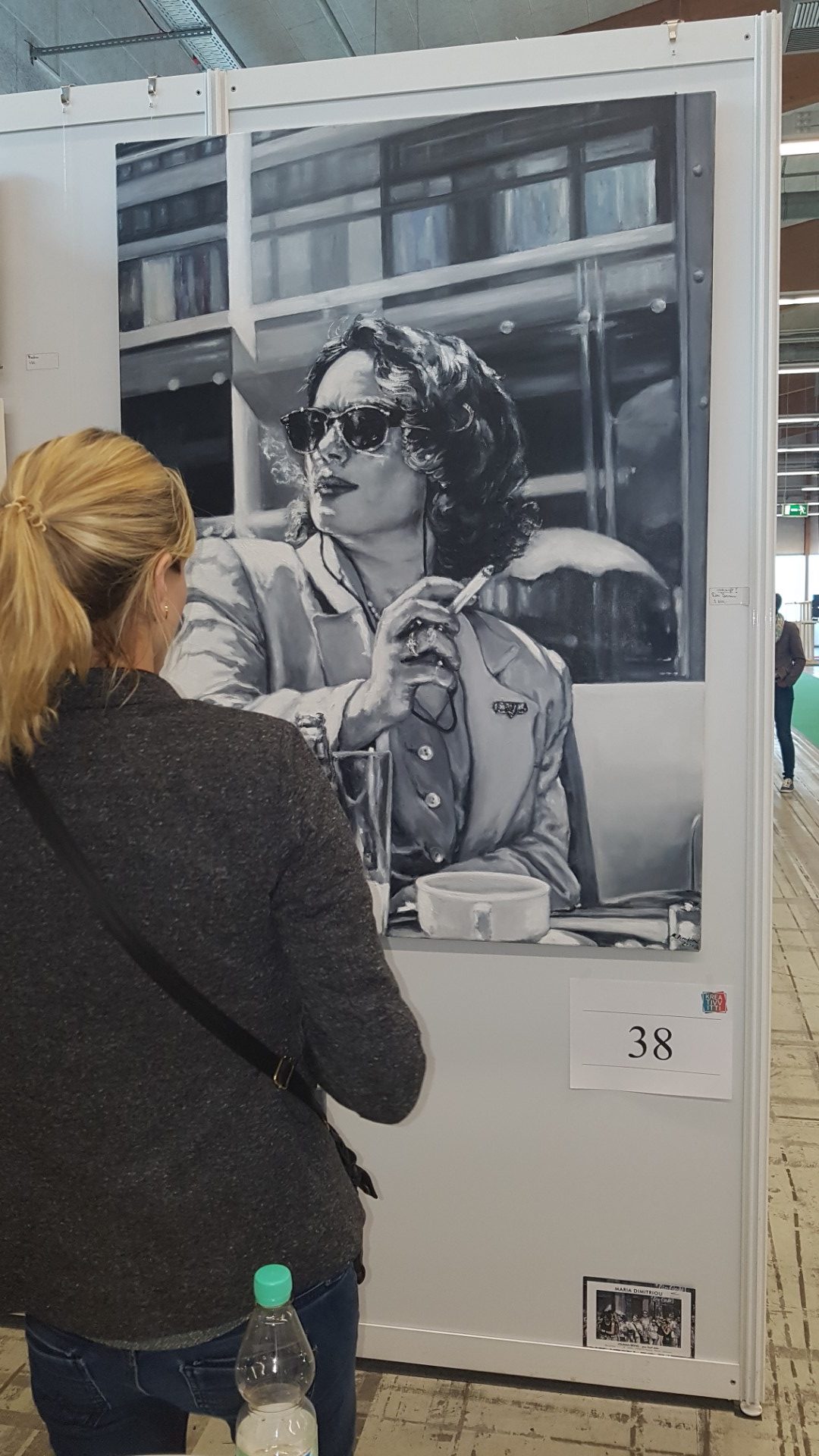 Wohnzimmer mit Hund und Bücher